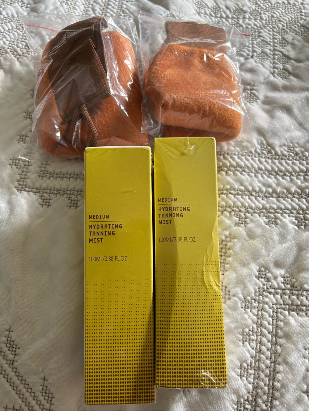 Hydrating tanning mist with mitts.  Set of 2